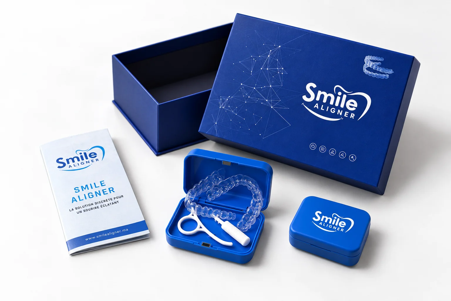 Coffret Smile Aligner ouvert, accompagné d’une brochure, de deux boîtes bleues, d’aligneurs et d’accessoires